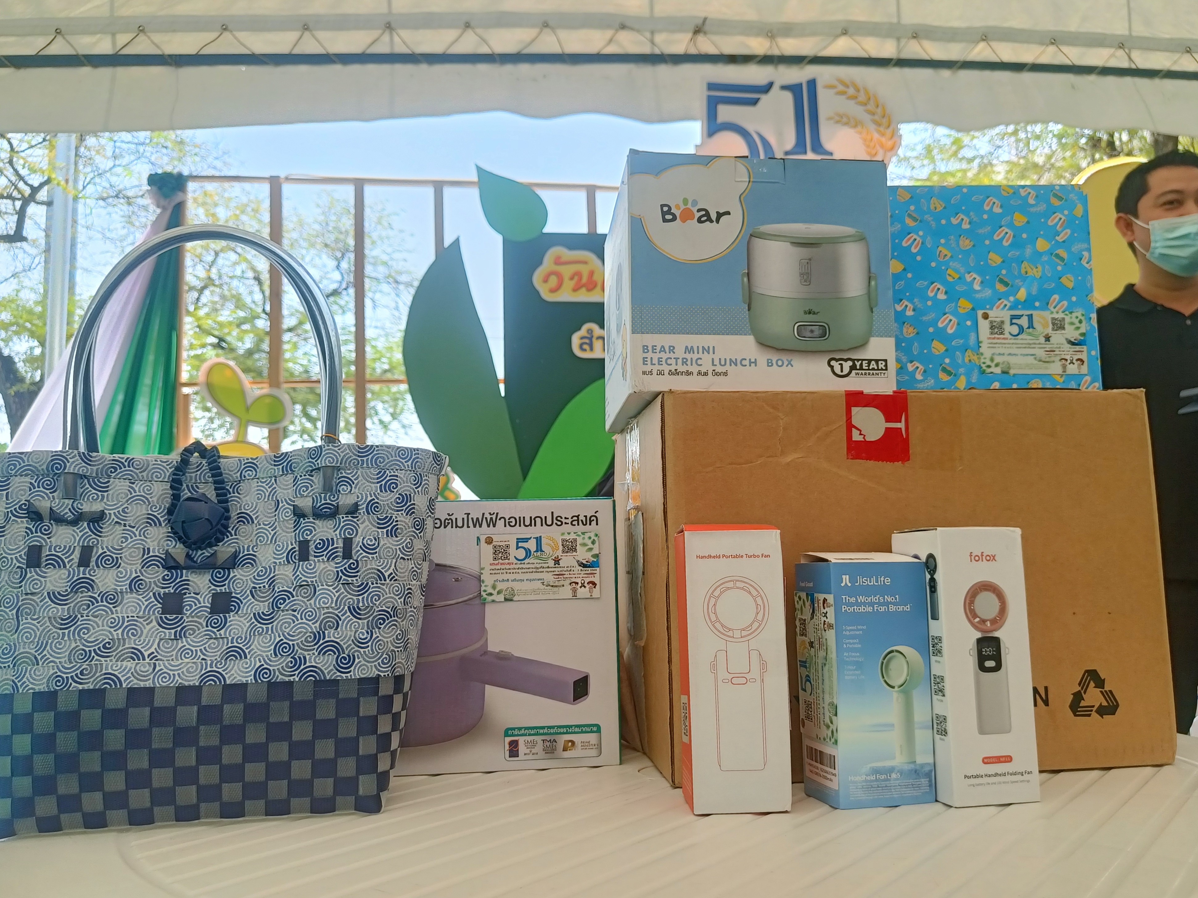 title - คณะทำงานฝ่ายติดตามประเมินผลการจัดงาน วันคล้ายวันสถาปนาสำนักงานการปฏิรูปที่ดินเพื่อเกษตรกรรม (ส.ป.ก.) ครบรอบ 51 ปี เปิดตั้งจุดให้ผู้ร่วมงานได้ร่วมสนุก เล่นเกมส์ และตอบแบบประเมินผลการจัดงาน ผ่านระบบออนไลน์